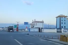 背债20万才购买的卡车 车主弃车10年成为废铁 只为争一口气图片