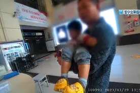 三四岁的孩子喝下了农药！接下来的画面太揪心图片