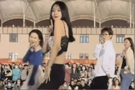 纪实：封校期间的女大学生活动，在操场上穿着短裙热舞，引发轰动图片