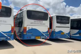 未成年人半夜在停车场自由驾驶报废的公交车，还差点撞到人！什么情况？图片