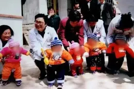 轰动一时的中国首例5胞胎，20年后父亲因劳累过世，母亲直言后悔图片