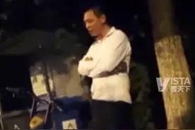 云南11岁男孩偷拿姐姐1000元花光，父亲生气带儿子沿街捡废品还钱图片