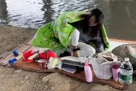 女大学生创业失败住桥洞，寒风中不忘学习，但小细节“出卖”了她图片