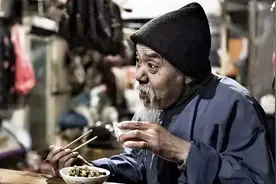 三读鲁迅《孔乙己》，才明白什么是看客之恶，原来你我都是书中人图片