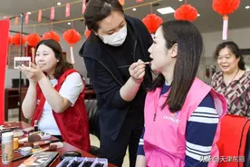 天津市东丽区：为巾帼志愿者拍照，定格美丽瞬间图片