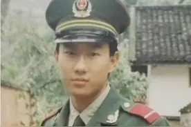 谭sir、老陈，同是网红警官，在脱下警服以后，一人向左一人向右图片
