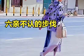 男子穿高跟鞋逛街，走路摇曳生姿，网友：要是自己孩子就打一顿图片