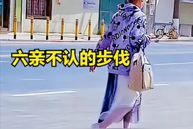 男子穿高跟鞋逛街，走路摇曳生姿，网友：要是自己孩子就打一顿图片