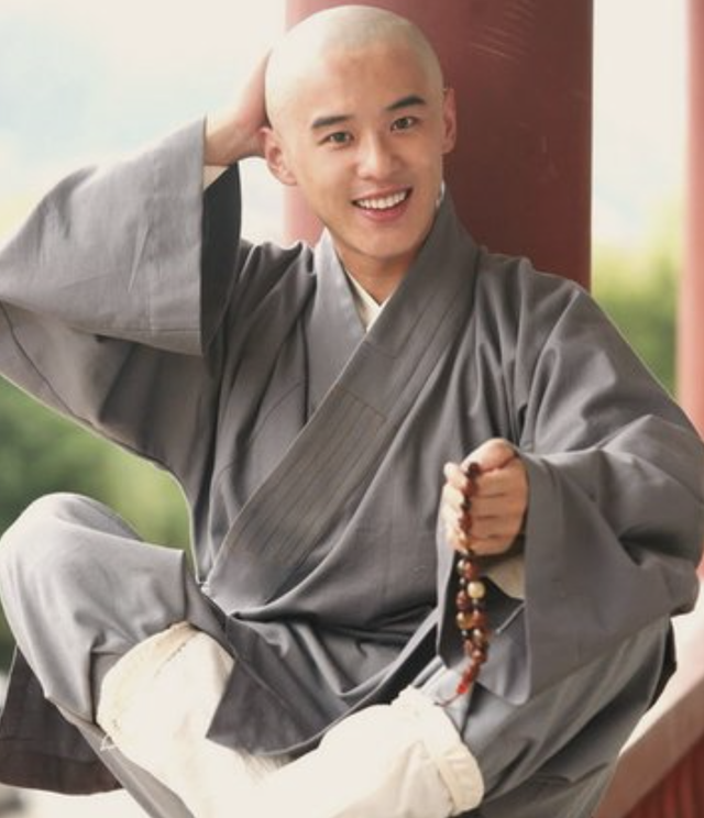 在电视剧刚开拍的时间,必清和尚还是由演员高昊饰演的,但由于档期缘故