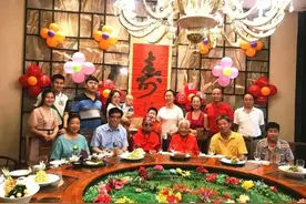 湖北80岁老人过寿，连开6瓶茅台！喝完瓶口全砸烂，引发热议图片