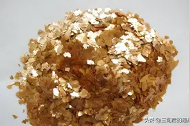 福建沙滩上发现金色矿物质，村民带走藏在家中，却被专家紧急叫停图片