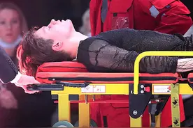 重伤！俄18岁花滑名将四周跳失败，头部砸在冰面上，被担架抬走图片