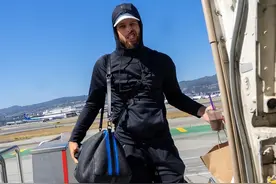 勇士飞赴波士顿！库里表情霸气冲击FMVP，维金斯两数据领跑总决赛图片