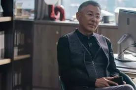 陈道明出席颁奖典礼，68岁的他全身臃肿，肚子大的像八个月的孕妇图片