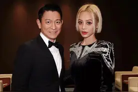 宁静晒与刘德华合影偷偷比心，丝绒长洋气时髦，48岁依旧率真可爱图片