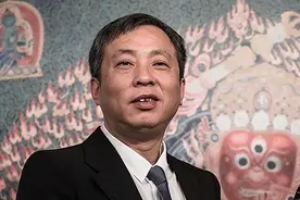 上海隐形富豪，手握15家上市公司，坐拥380亿，在街头站着吃盒饭图片