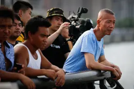 玩火上瘾3分钟烧掉百万！被外媒泼脏水的中国男人，凭啥一战封神图片