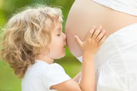 孕妇不能抱别人家宝宝？虽然只是个迷之说法，但最好照做，别不信图片