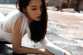 李沁生日造型美图，小脚丫很可爱图片