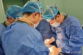 父爱如山！54岁父亲割肾救子，5个小时腹腔镜手术，33岁儿子重获新生图片