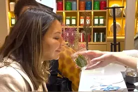 巴西第一夫人晒上海之旅，开心品春茶，被大21岁的卢拉贴心呵护图片