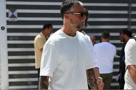 谨记夏季穿T恤“3不要”，否则油腻又显老，中年爸爸们记住了吗？图片