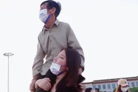 遗弃女婴长大后，扛起养父看天安门升旗，相差50岁父女事迹感人图片