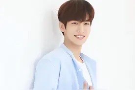 24岁韩国男星在梨泰院踩踏事故中遇难，目击者称其为营救小女孩而没能逃出来图片