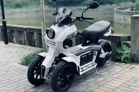 2款不倒翁电动三轮车，续航100公里，骑行不会翻，代步接娃更安全图片