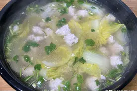 生汆丸子这样做，Q弹嫩滑有弹性，清淡不油腻，加娃娃菜汤鲜味美图片
