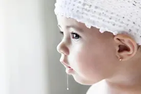 宝宝口水流不停，妈妈只会用口水巾可不行，还有4个方法要学会图片