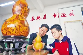 赵光余：火笔飞舞 宝葫芦上“绣”新韵图片