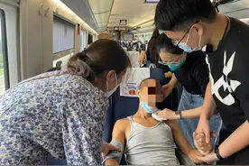 高铁上乘客突发晕厥，郑大一附院3名医护人员紧急施救图片