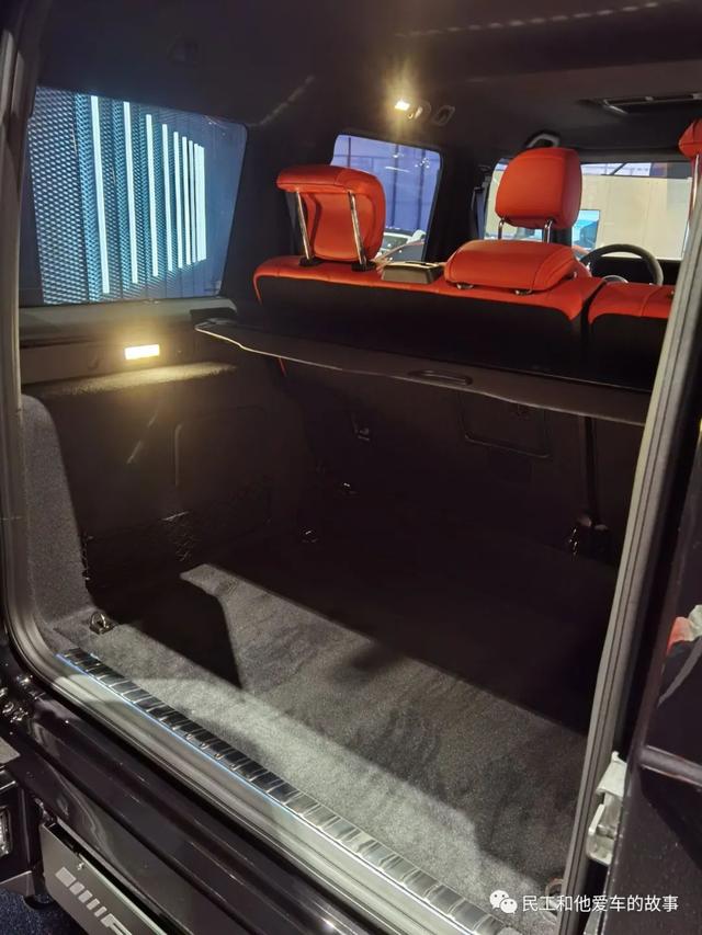 55周年的AMG G55售价要300多万，热辣的红内有点闷骚。