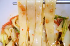 天气热了想吃点凉爽的？试试这道凉皮吧，不用洗面筷子搅一搅就行图片