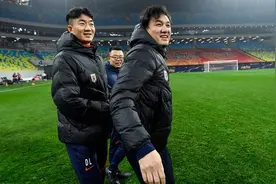 曝女足两任主教练被抓！贾秀全更新朋友圈回应，两冠军主帅1进1出图片