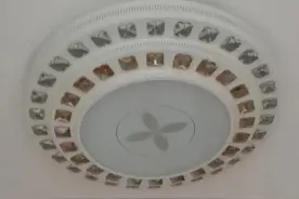 女儿房间的灯坏了，我恐惧和电有关的事，她爸不在家，自己动手吧图片