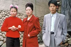 看8、90年代农村人穿搭，才知什么是真“时髦”，不输现代城里人图片