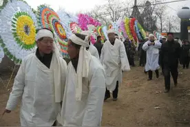 云南90岁大爷去世村里没人帮忙，儿子无奈只能出钱请人办丧事图片