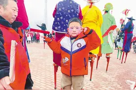 7岁萌娃踩高跷 传统艺术乐童年图片