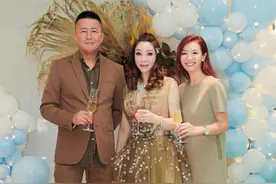 高曙光随富婆妻子赴宴！西装革履穿成男保镖，老婆强大气场盖过他图片