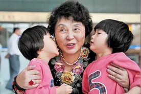 13年前，60岁大妈冒死生下双胞胎，丈夫去世后，靠直播日售20万元图片