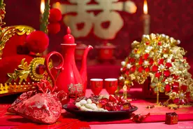 结婚当天，婆婆亲自迎接儿媳，儿媳红包都不收，赶紧往前跑图片
