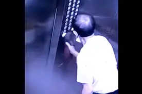 一大爷故意往电梯按键上吐痰并用皮鞋涂抹均匀图片