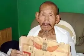 1994年，河南七旬老农没钱还债，法院找上门：英雄，我们来晚了图片