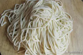 市场上卖的湿面条，为什么都不会粘在一起？是添加了什么东西吗？图片