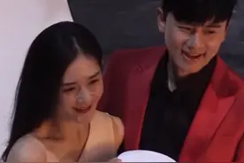 张杰谢娜合体拍广告！亲密搂腰十分甜蜜，两人面露笑容太幸福图片