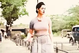 老照片：美国女生遛宠物蛇逛马路图片
