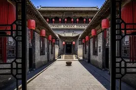 乔家大院那么富，为何日军当时不敢抢？看看乔家门口挂了什么图片