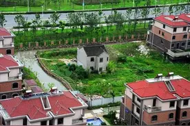 苏州一拆迁户，矮楼被别墅群包围，1000万也不拆，回家还得渡河图片